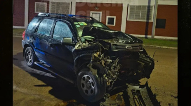 Un auto choco contra un camión estacionado y el conductor fue hospitalizado