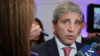 Según Caputo se está "deslomando" por el país