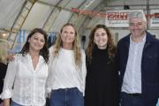 Mauro Velázquez y Jimena López obsequiaron un equipo de música en la reapertura del natatorio del club Ideal Progresista de La Dulce
