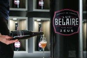 Así es Zeus, la botella de vino espumoso más grande del mundo. Pesa 73,5 kg y se necesitan tres personas para levantarla