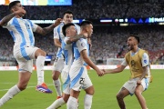 Argentina asegura su pase a cuartos de final con un agónico triunfo sobre Chile