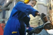 La industria argentina afronta una crisis: el costo de producción se disparó un 25 % en dólares
