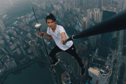 La Trágica Caída del "Hombre Araña Chino": Wu Yongning Filmó su Propia Muerte al Colgarse de un Rascacielos