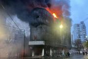 Impactante Incendio en La Plata: Un Depósito de Electrodomésticos Colapsó Entre Llamas y Explosiones