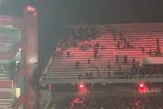 Terror en Avellaneda: Hincha de la U Cae al Vacío en Plena Batalla Campal