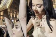 Inesperado Crossover: Katy Perry Posa con un Cuadro de Evita Perón y se Vuelve Viral