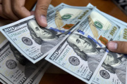 Nuevo "cepo" al dólar para directivos de bancos y sus familias