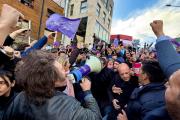 Milei realizó una breve caminata de campaña en Ushuaia con tensión por manifestantes