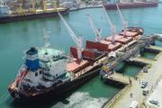Puerto Quequén inicia la semana con intenso movimiento y envíos a Asia y África