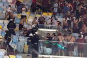 Incidentes y represión a hinchas de Lanús en el Maracaná