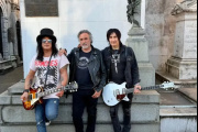 Guns N’ Roses en Buenos Aires: Slash y Richard Fortus se fotografían en el cementerio de Recoleta
