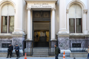 El BCRA vuelve a intervenir y vende divisas para contener el dólar