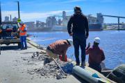 Puerto Quequén renueva columnas de alumbrado en la escollera sur