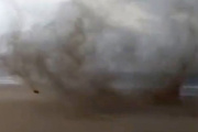 Un "mini tornado" de arena causa sorpresa en la playa