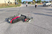Caos en la Almirante Brown: choque entre una moto y un auto con tres personas al hospital