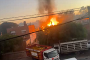 Feroz incendio, explosiones y una "lluvia" de garrafas en un depósito en Merlo