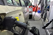 La nafta superó los 2.000 pesos el litro y empuja la inflación