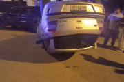 Chocó a un auto estacionado y terminó con el suyo dado vuelta