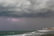 Alerta por lluvias y tormentas fuertes durante todo el miércoles en Necochea y Quequén