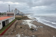 Impactante crecida del mar y del río: El agua avanzó con fuerza sobre la costa de Necochea y Quequén