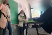 El video viral de una directora que pateó el pupitre de un alumno