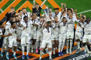 Con "Dibu" Martínez y un Buendía brillante, Aston Villa se coronó campeón de la Europa League en Estambul