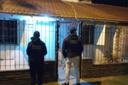 Desbaratan un "delivery" de drogas y secuestran armas en la calle 84