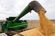 El Gobierno oficializó la baja gradual de retenciones para el agro
