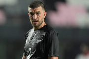 Deportivo Riestra busca el pase más exótico del fútbol argentino