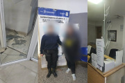 Furia y destrozos en la Clínica Cruz Azul: aprehendieron a una joven de 18 años que atacó la guardia