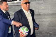 Así se retiró el "Chiqui" Tapia del estadio tras el debut de Argentina