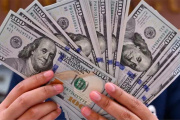 El dólar oficial subió por sexta jornada consecutiva y quedó al borde de alcanzar su máximo anual