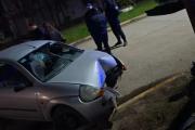 Un Ford Ka chocó contra un semáforo durante la madrugada
