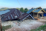 Fuerte terremoto en Indonesia de magnitud 7,7 y deja 38 personas fallecidas