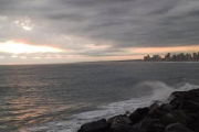 Frío, chaparrones y ráfagas de hasta 59 km/h: cómo estará el clima este viernes en Necochea y Quequén