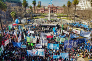 Multitudinaria marcha de endeudados ante el Ministerio de Economía