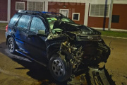 Un auto choco contra un camión estacionado y el conductor fue hospitalizado