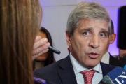 Según Caputo se está "deslomando" por el país