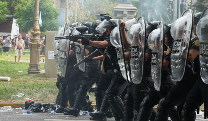 Tensión en el Congreso: denuncian infiltrados policiales y represión indiscriminada durante la marcha contra la reforma laboral